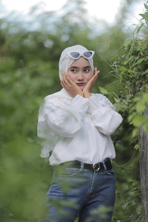 Gratis lagerfoto af asiatisk kvinde, hænder på ansigt, hijab