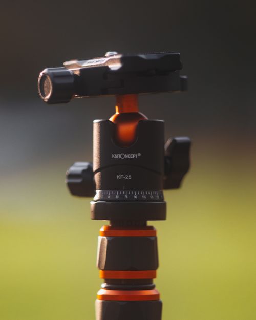 Free Detailed close-up of a K&F Concept KF-26 tripod ball head, perfect for photography equipment. Stock Photo