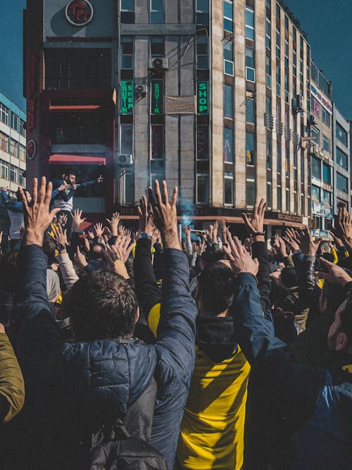 arkadan görünüm, ayakta, bina içeren Ücretsiz stok fotoğraf