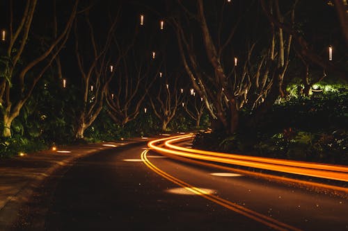 Foto profissional grátis de à noite, estrada, iluminado