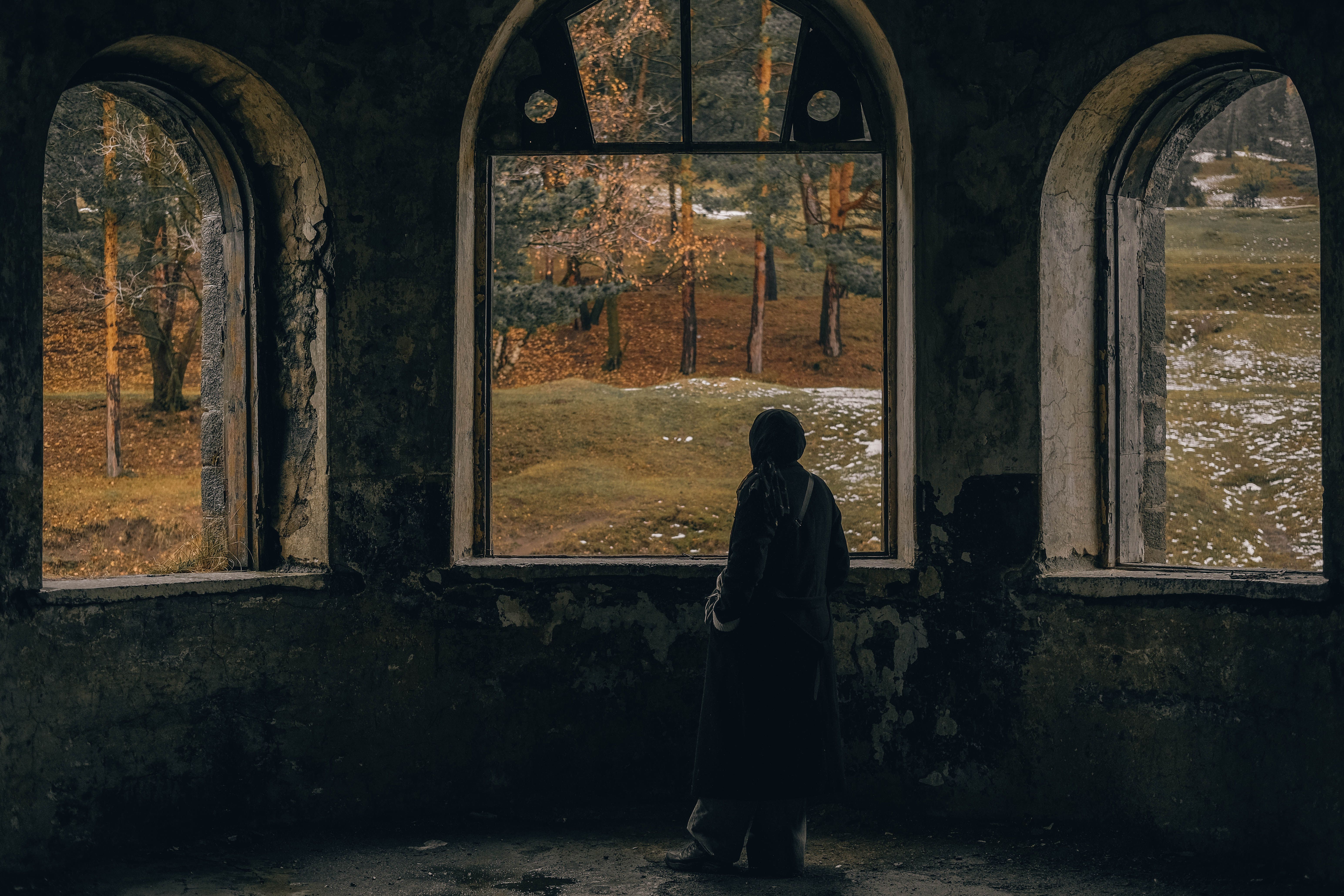 Le Mystère des Fenêtres qui Pleurent dans le Manoir des Larmes de Pierre : Quand le Verre Révèle les