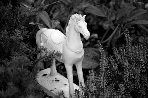 Free 
A Grayscale of a Sculpture of a Horse Stock Photo