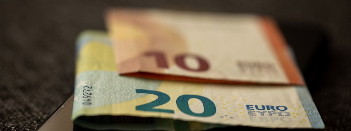 Billetes de euro sobre un móvil