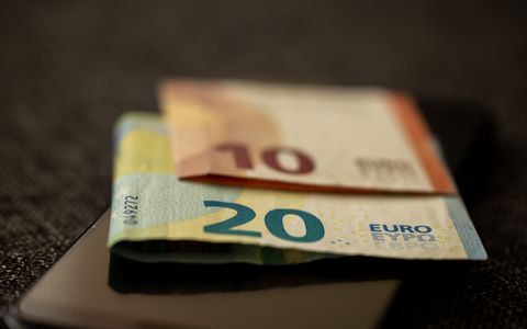 Billetes de euro sobre un móvil