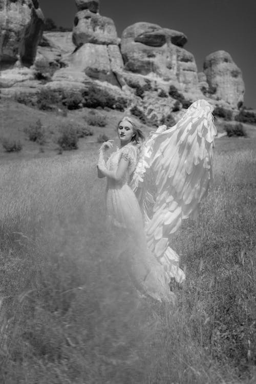 Bezpłatne Darmowe zdjęcie z galerii z czarny i biały, kobieta, kostium anioła Zdjęcie z galerii