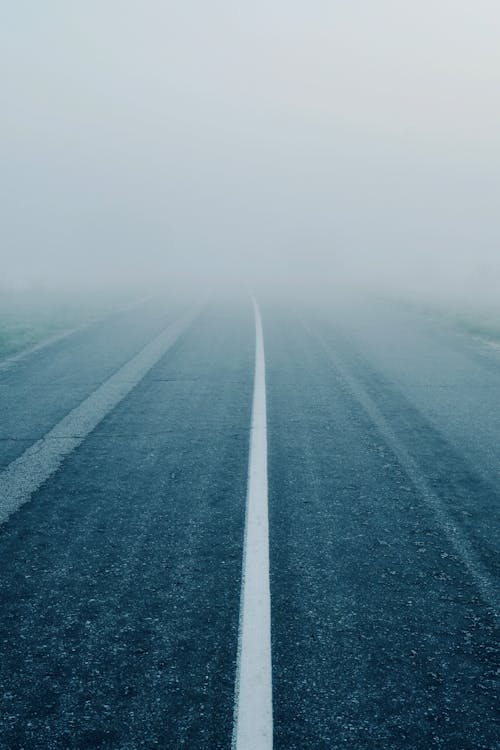 Kostenloses Stock Foto zu asphalt, nebel, neblig