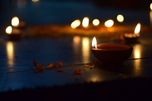 Free Capture the essence of a cozy festival night with warm candlelight in decorative clay lamps. Stock Photo