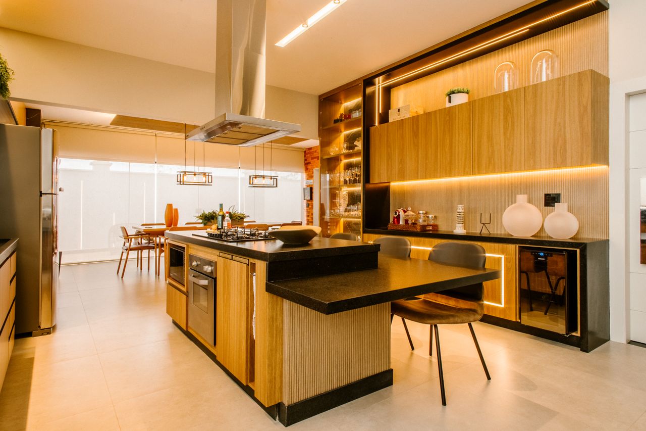 Cocina con muebles de madera a medida y buena iluminación