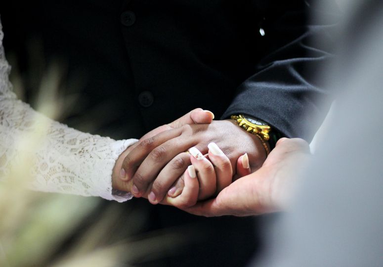 Online dating: starting a conversation on a niche platform