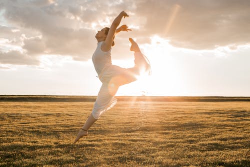 Foto profissional grátis de bailarina, campo de grama, dança