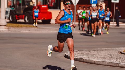How pacing collapses in a distance race before the legs do