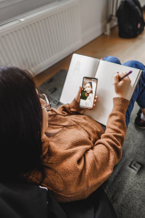 arkadan görünüm, cep telefonu, çizim içeren Ücretsiz stok fotoğraf