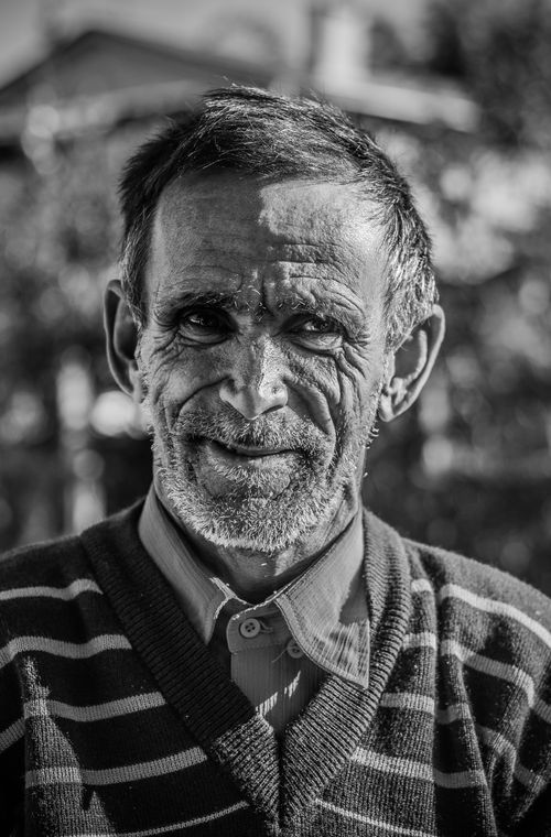 Free Close-up black and white portrait of an elderly man with a thoughtful expression and visible wrinkles. Stock Photo