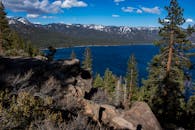 从岩石悬崖上远眺，太浩湖与周围的森林和山脉尽显壮丽景色