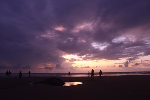 Ilmainen kuvapankkikuva tunnisteilla hiekkaranta, ilta, pilvinen taivas