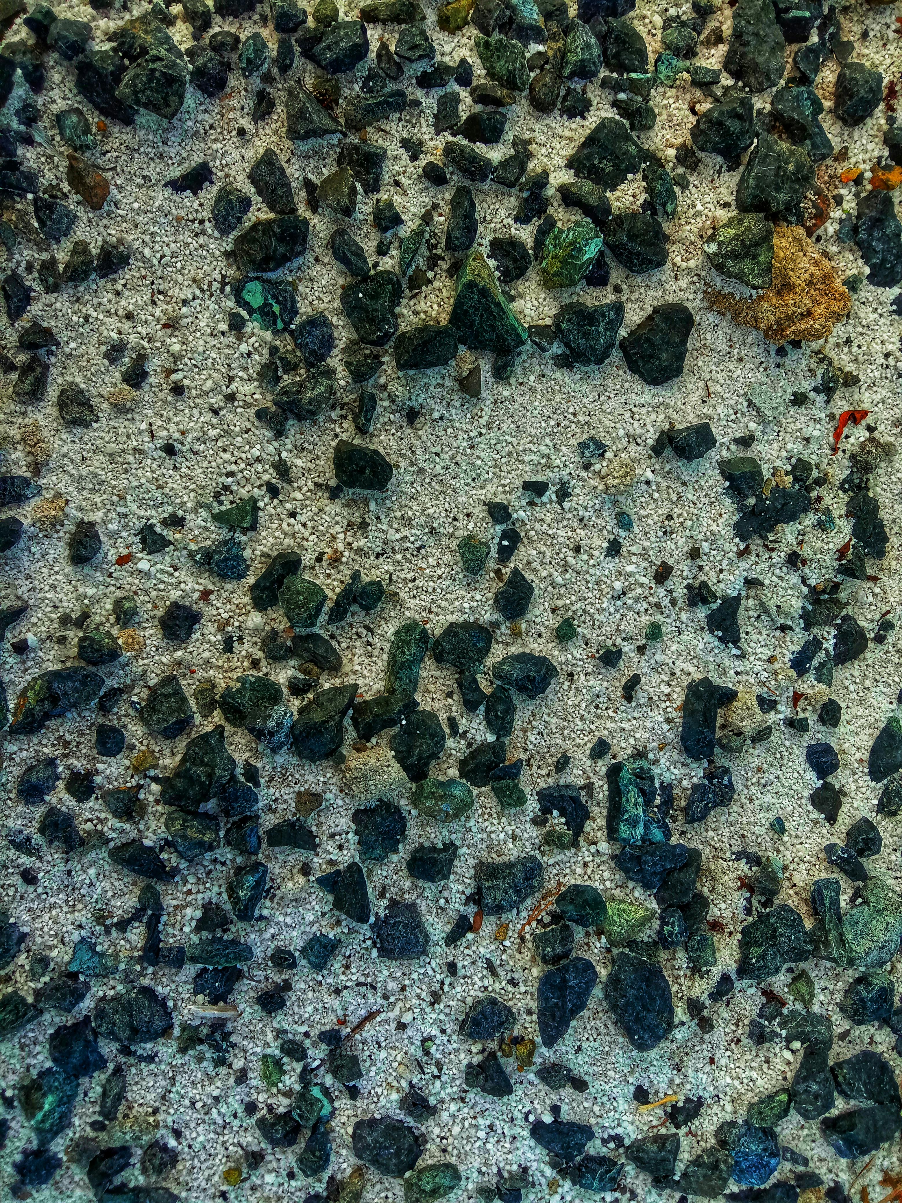 Mesa de fondue de queijo e chocolate com frutas e pães.