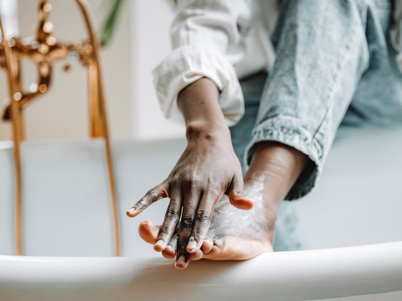 pexels-photo-10157943 SOS Pieds Secs : Routine d'Hydratation Ultime pour l'Été 2025