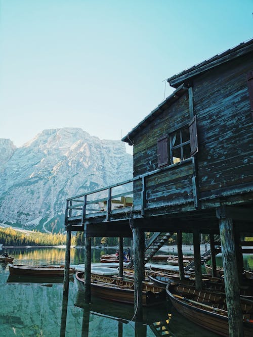 bungalov, dağlar, dikey atış içeren Ücretsiz stok fotoğraf