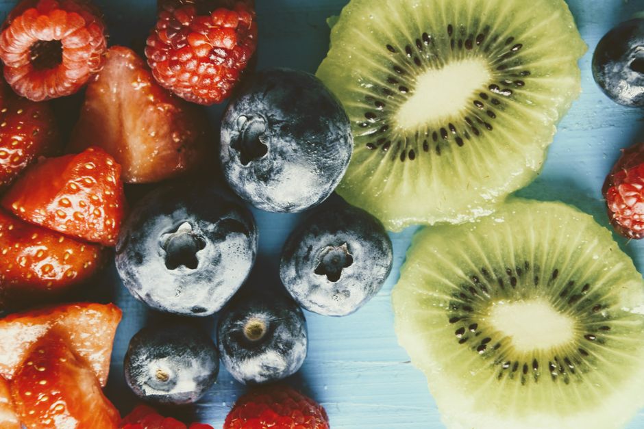 Mezcla de frutas secas y bayas variadas en un cuenco, mostrando arándanos, fresas y otras frutas deshidratadas