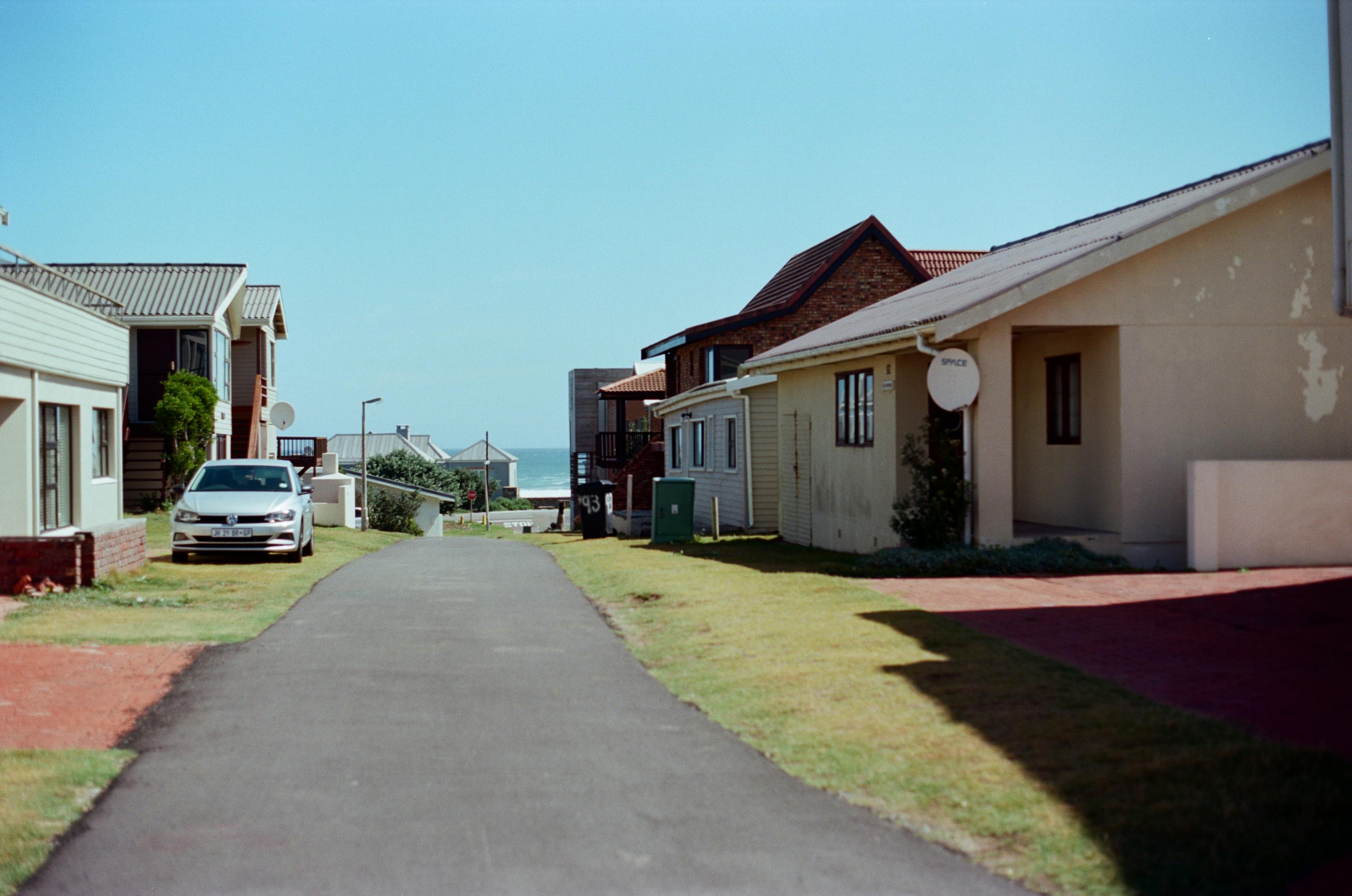 Residential street with houses and well‑maintained lawns in Kennesaw, Georgia