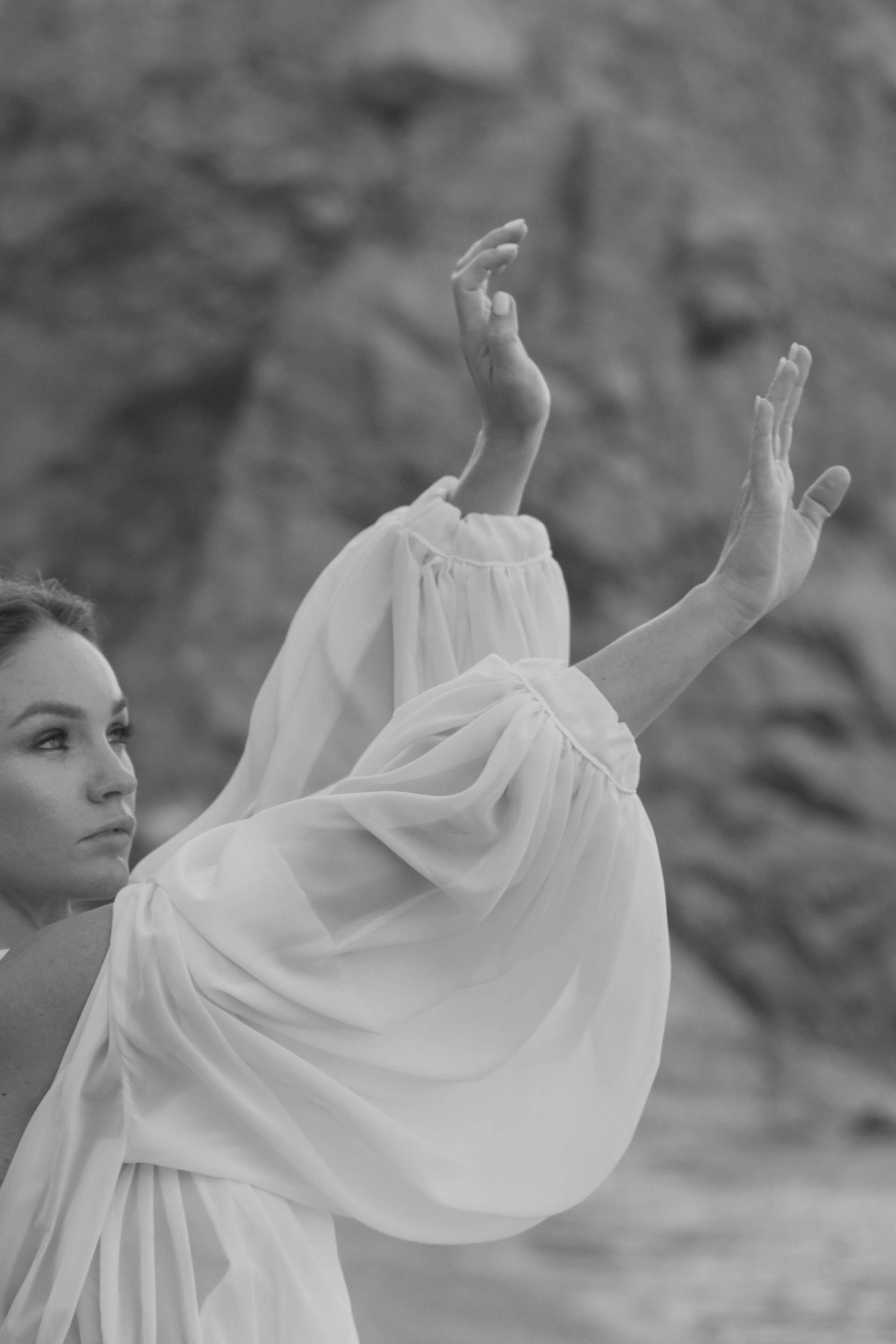 bezplatná Žena V Bílých Dlouhých šatech Základová fotografie