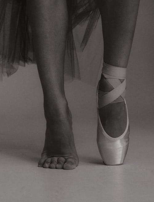 Imagine de stoc gratuită din alb-negru, balerină, cu picioarele goale