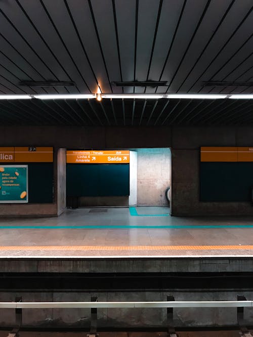 Free Photos gratuites de à l'intérieur, gare, station de métro Stock Photo
