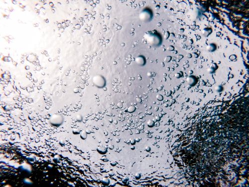 Free Dynamic underwater bubbles captured in a mesmerizing abstract pattern. Stock Photo