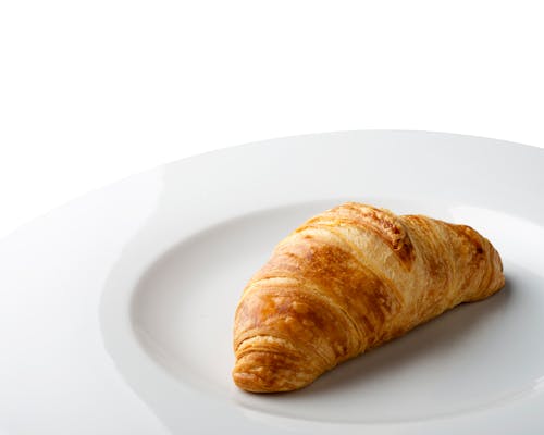 Ilmainen kuvapankkikuva tunnisteilla croissant, keraaminen lautanen, lähikuva