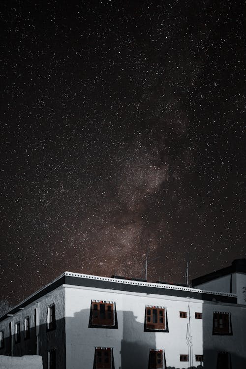 Immagine gratuita di cielo notturno, edificio, notte stellata