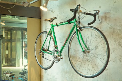 무료 벽에 매달려 녹색 도로 자전거 스톡 사진