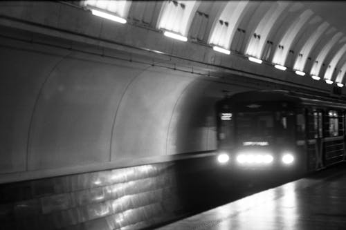 Fotobanka s bezplatnými fotkami na tému čierny a biely, nástupište v metre, odtiene sivej