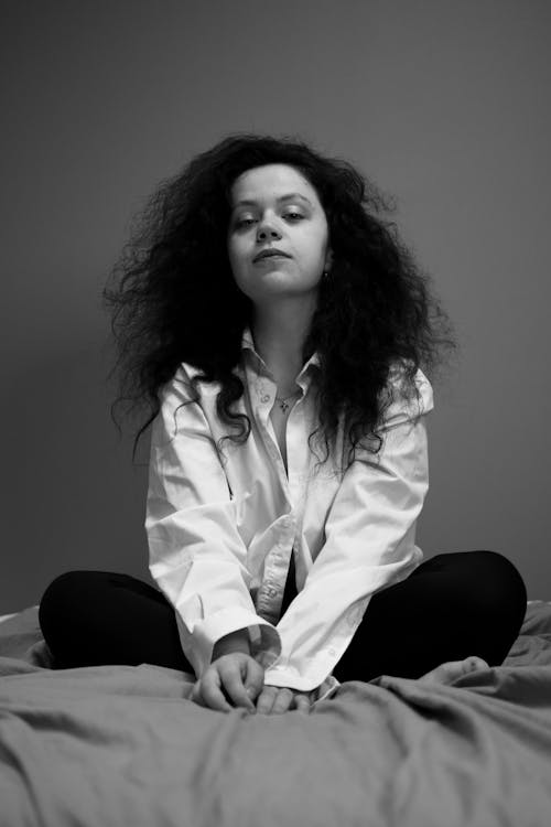 Základová fotografie zdarma na téma bílé dlouhé rukávy, černý a bílý, holka