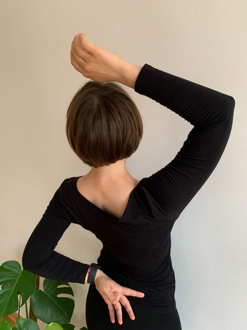 Free Artistic indoor pose of a woman with short hair, enhancing dynamic composition. Stock Photo