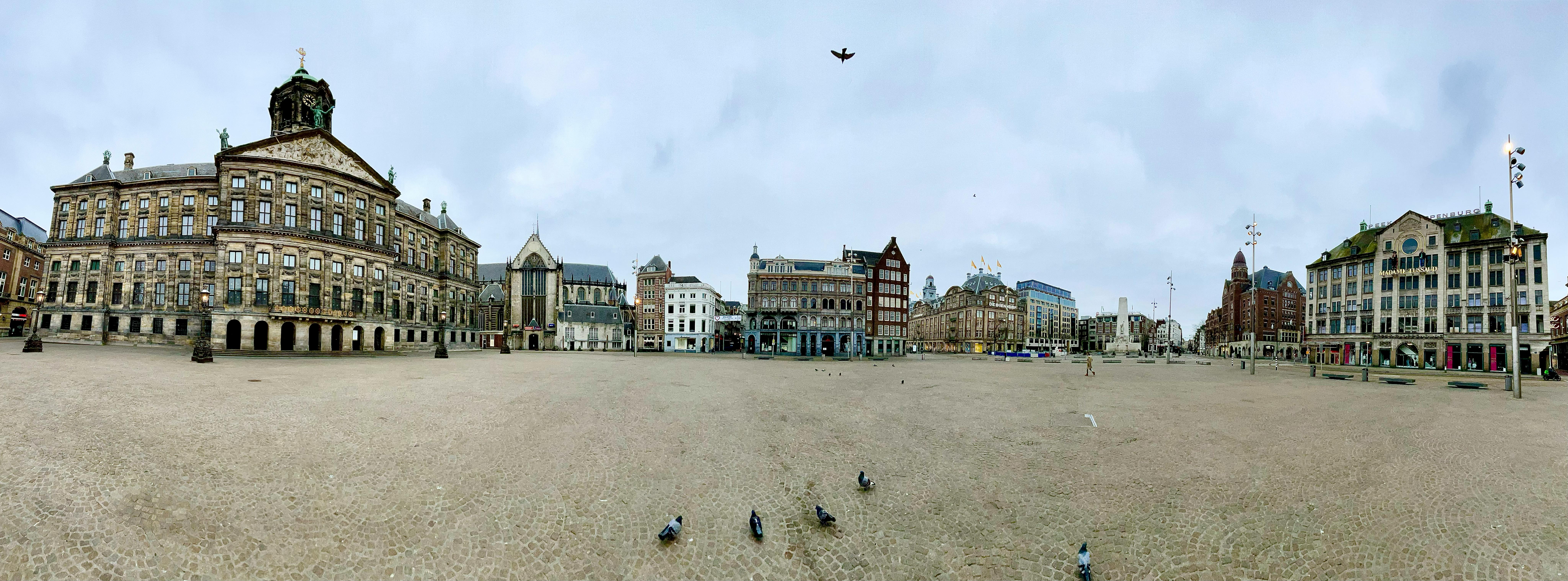 책상 위 다양한 통계 자료와 그래프, 연금개혁에 대한 내용을 담은 서류들이 놓여있는 모습