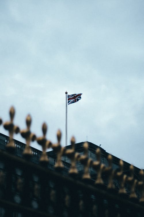 Ilmainen kuvapankkikuva tunnisteilla brittiläinen lippu, buckinghamin palatsi, harmaa taivas