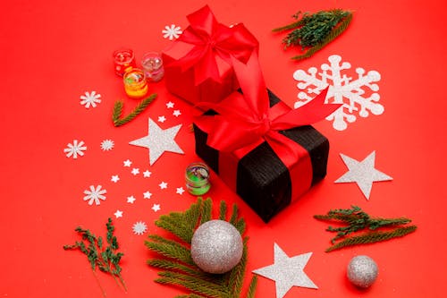 Chào đón mùa lễ hội đầy ấm áp và ý nghĩa với những món quà Giáng sinh tuyệt vời. Cho dù bạn là ai, đây chắc chắn là thời điểm để trao đi những tình cảm yêu thương và tặng những món quà ý nghĩa cho những người thân yêu của mình.