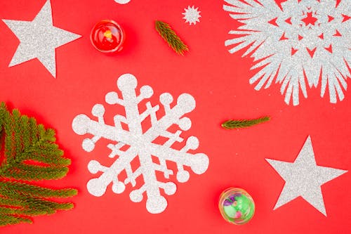 Foto d'estoc gratuïta de espelmes, flatlay, flocs de neu