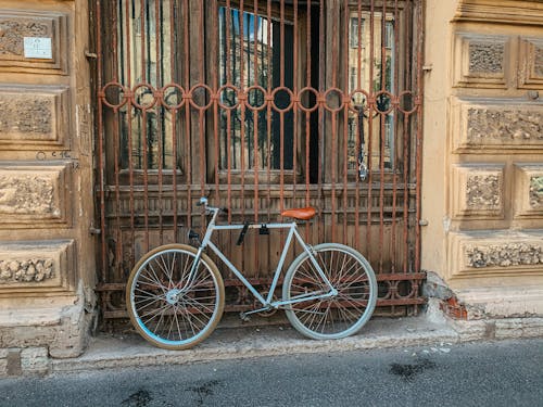 Foto profissional grátis de bicicleta, estacionado, porta de entrada