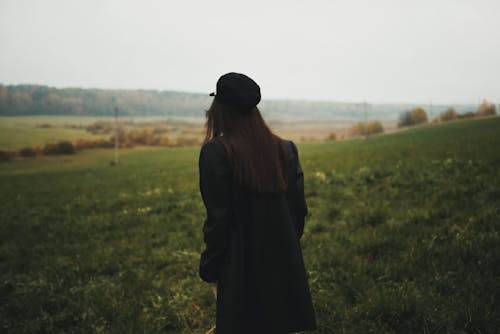 검은 코트, 뒷모습, 베레모 모자의 무료 스톡 사진