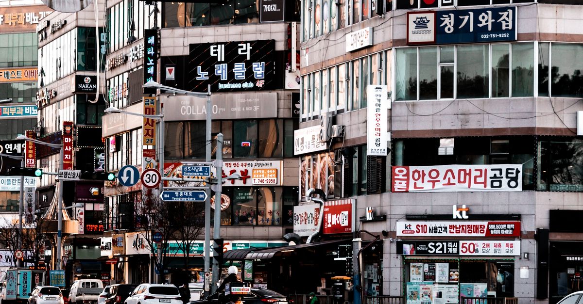 Buildings by a Street Intersection · Free Stock Photo
