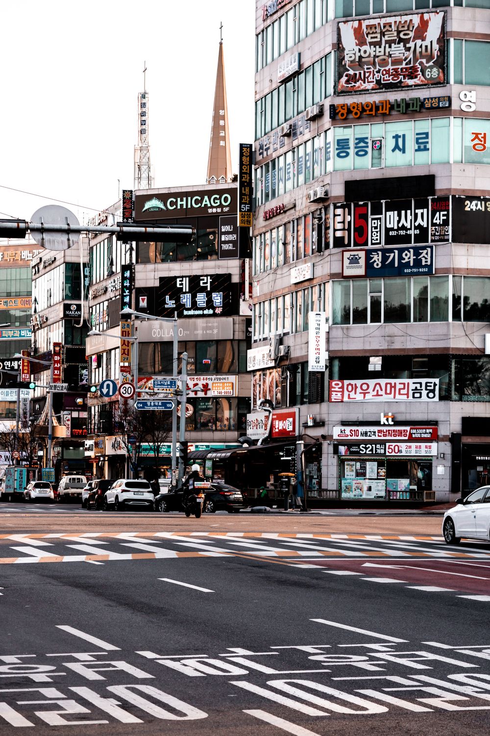 Buildings by a Street Intersection · Free Stock Photo