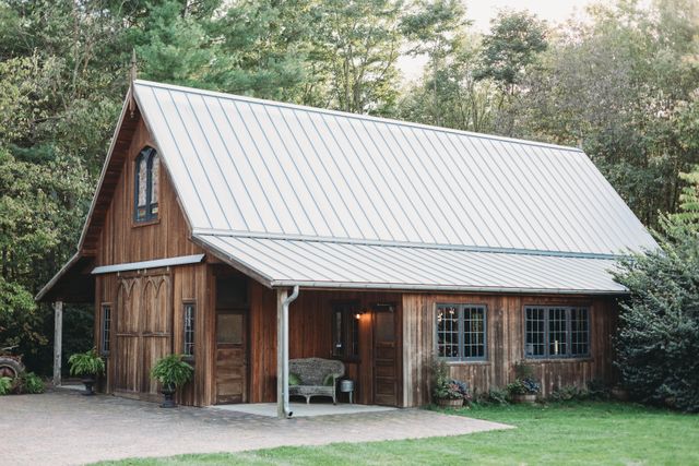 Grange rustique décorée pour un mariage dans un domaine entouré de verdure