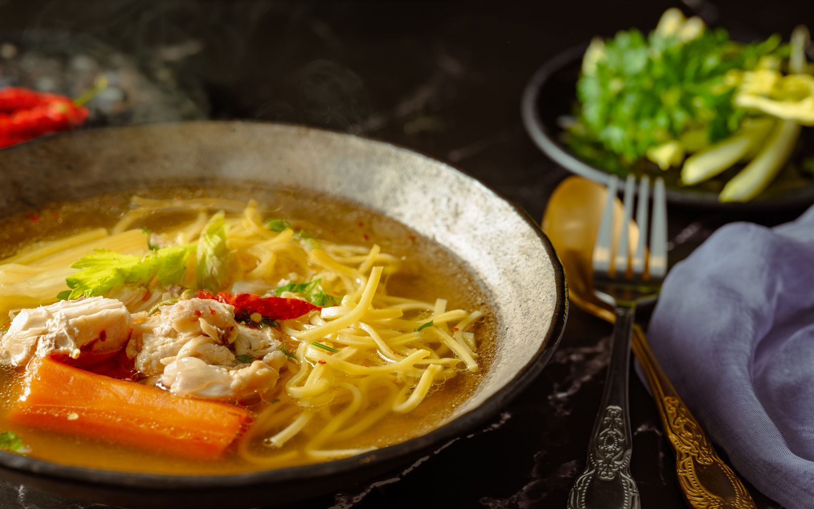 Foto de Sopa de macarrão com frango e legumes