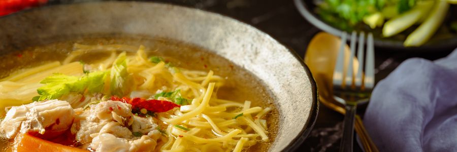 Foto de Sopa de macarrão com frango e legumes