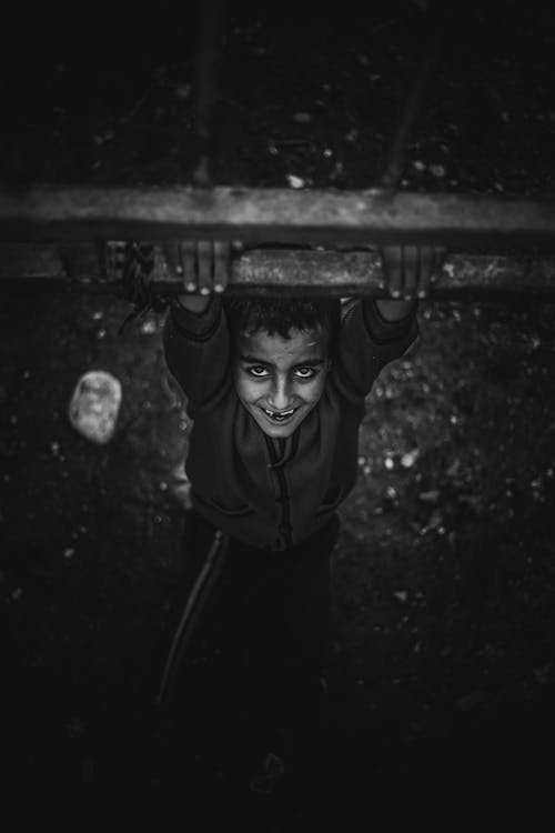 インド人の少年, グレースケール写真, ハイアングルショットの無料の写真素材