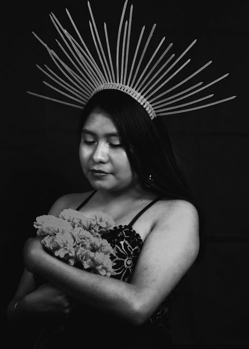 Darmowe zdjęcie z galerii z czarno-biały, kobieta, kwiaty