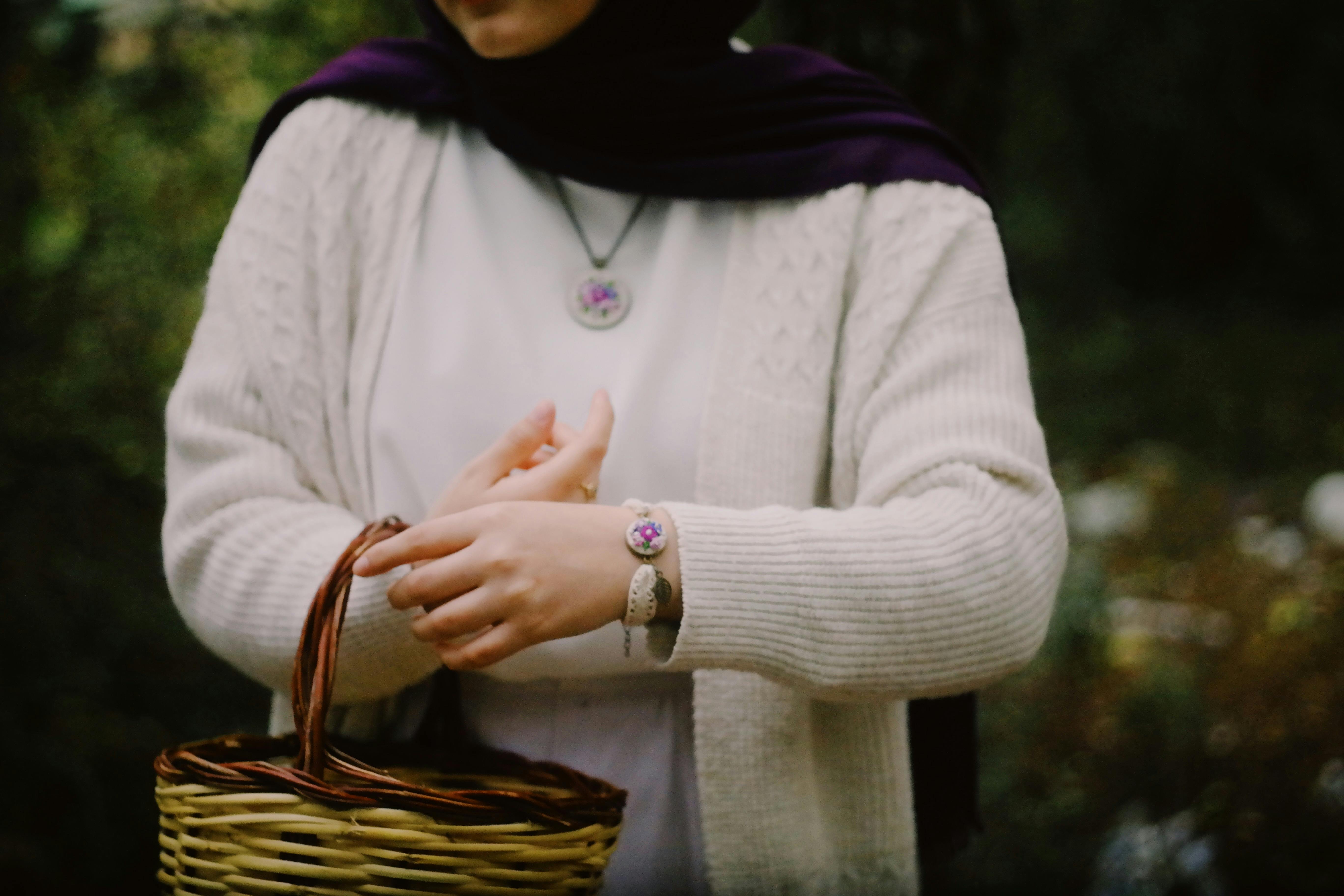 電子タバコを吸う男性