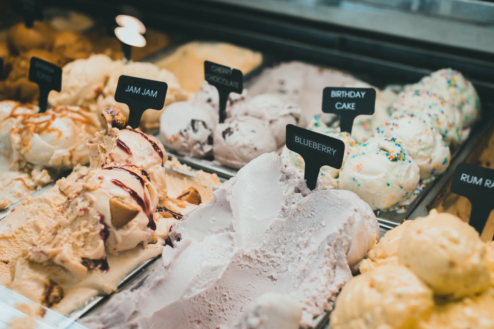 Bacs de crèmes glacées maison au comptoir du glacier