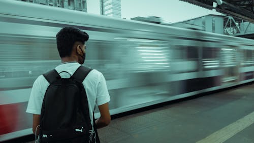 Foto profissional grátis de de pé, esperando, estação de metrô